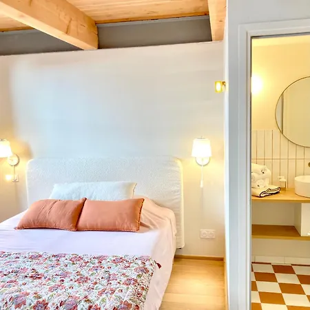 Le Petit - & A Deux Pas Du Pont D'avignon Et Du Palais Des Papes 住宿加早餐酒店