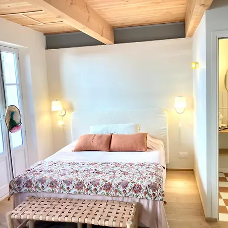 Le Petit - & A Deux Pas Du Pont D'avignon Et Du Palais Des Papes Bed & Breakfast Avignon