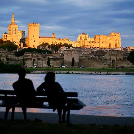 Le Petit - & A Deux Pas Du Pont D'avignon Et Du Palais Des Papes Bed & Breakfast