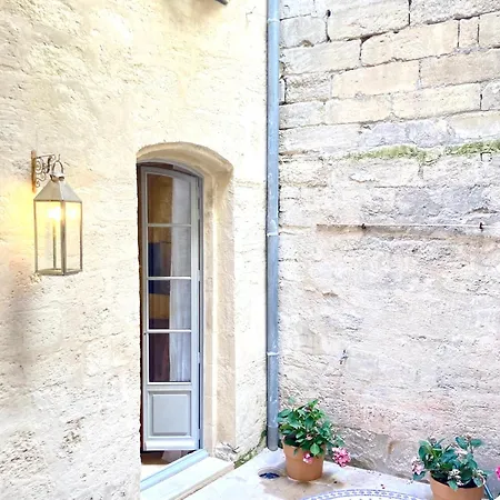 Le Petit - & A Deux Pas Du Pont D'avignon Et Du Palais Des Papes Bed & Breakfast
