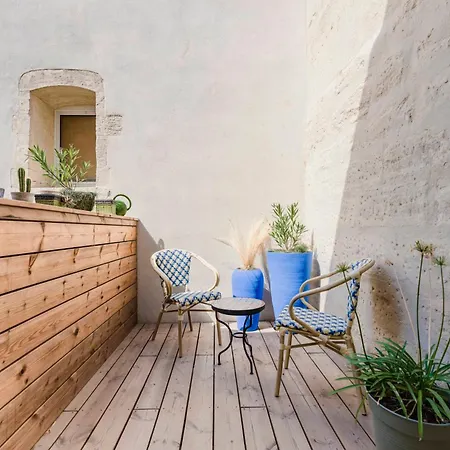 Bed & Breakfast Le Petit - & A Deux Pas Du Pont D'avignon Et Du Palais Des Papes