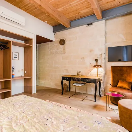 Le Petit - & A Deux Pas Du Pont D'avignon Et Du Palais Des Papes Bed & Breakfast Avignon
